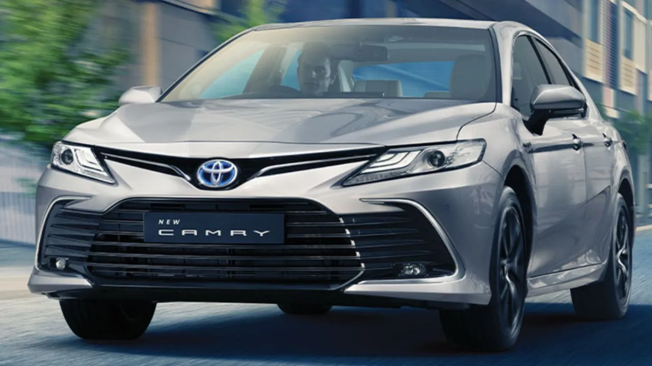 Toyota Camry टोयोटा ने अपनी नाइन्थ जनरेशन कैमरी सेडान की पेश, 2024 में