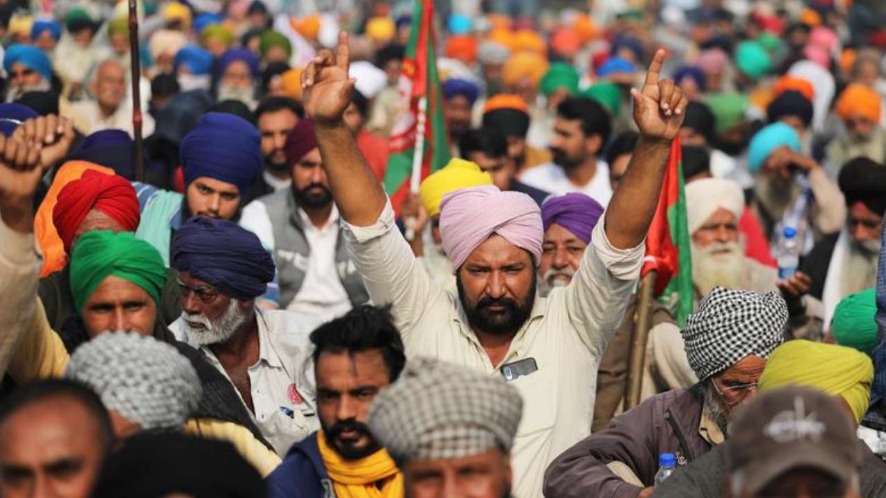 किसानों के ‘दिल्ली चलो’ मार्च को देखते हुए सिंघु बॉर्डर पर सुरक्षा मजूबत