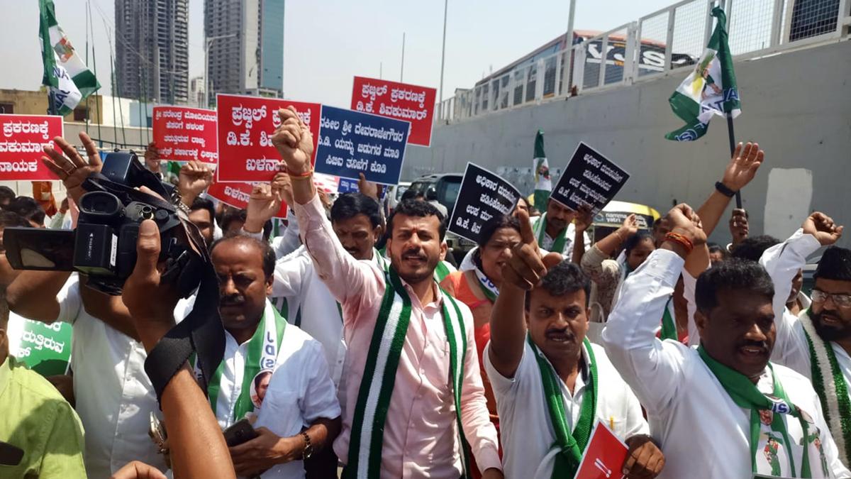 जेडीएस-बीजेपी कार्यकर्ताओं ने बेंगलुरु में किया विरोध प्रदर्शन, प्रज्वल रेवन्ना मामले में डीके शिवकुमार पर ‘वीडियो लीक’ करने का लगाया आरोप
