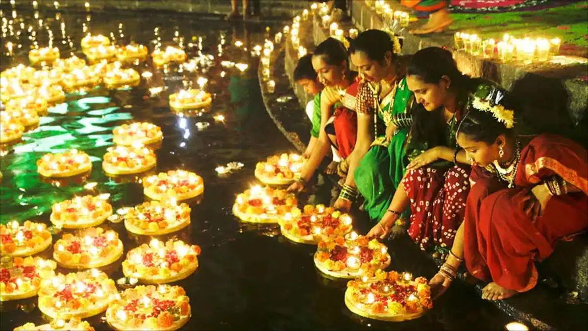 Dev Diwali 2024: देव दीपावली पर दीपदान करने का क्या है खास महत्‍व, जानें इसकी धार्मिक मान्यता और दीपक जलाने के 5 खास स्थान