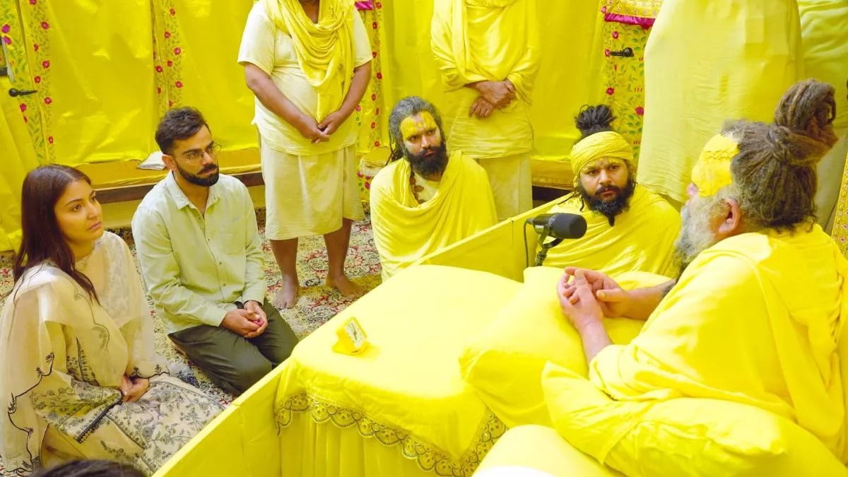 प्रेमानंद जी महाराज के दरबार पहुंचे अनुष्का–विराट , भावुक अंदाज़ में लिया आशीर्वाद