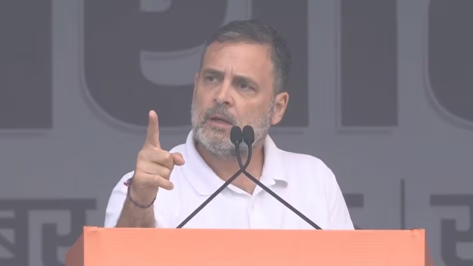 रामलीला मैदान में SIR मुद्दे पर राहुल गांधी ने साधा निशाना, कहा – ‘मेरे सवालों से संसद में घबराए अमित शाह’