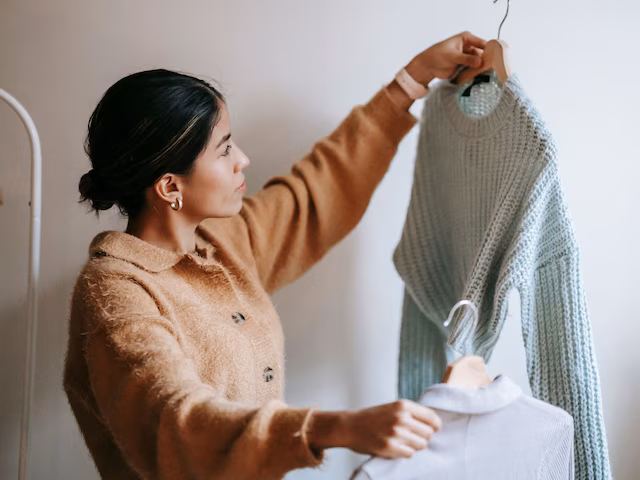 असली और टिकाऊ स्वेटर कैसे पहचानें? खरीदने से पहले कर लें ये 5 ज़रूरी टेस्ट, क्वालिटी चेक करने का सबसे बेस्ट तरीका