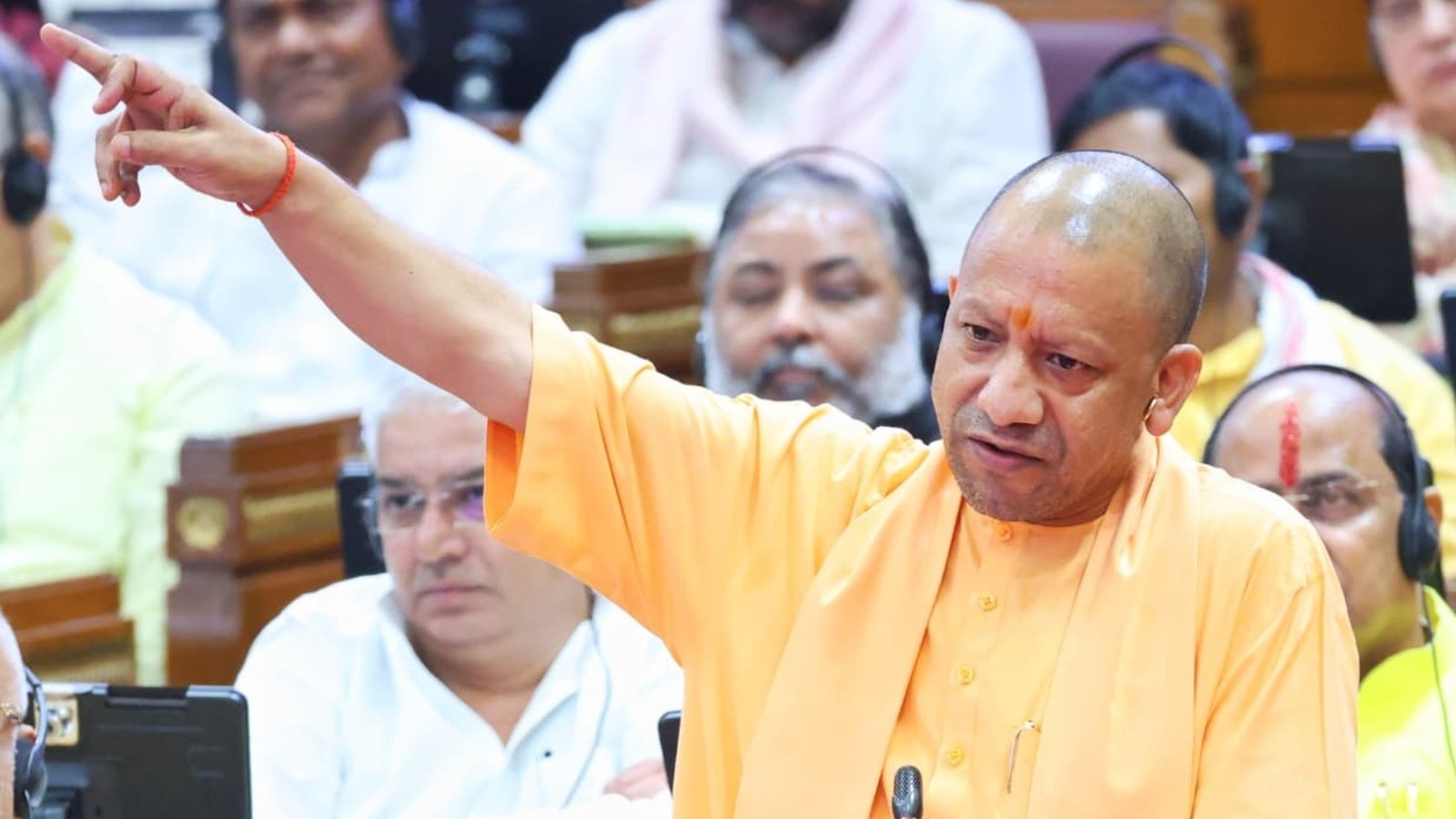 धूल चेहरे पर थी और आईना साफ करते रहे… शायराना अंदाज में सीएम योगी का कफ सिरप मामले में सपा पर वार