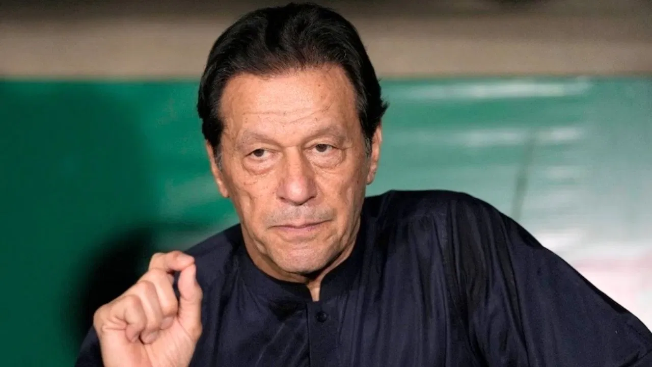 बहन से मुलाकात के बाद इमरान खान ने लिए बड़े राजनीतिक फैसले, सेना प्रमुख आसिम मुनीर पर लगाए आरोप