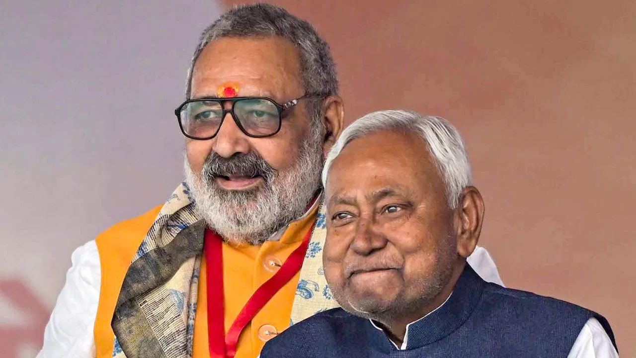 हिजाब विवाद पर सियासी घमासान, नीतीश कुमार के समर्थन में उतरे गिरिराज सिंह, विपक्ष ने उठाए सवाल