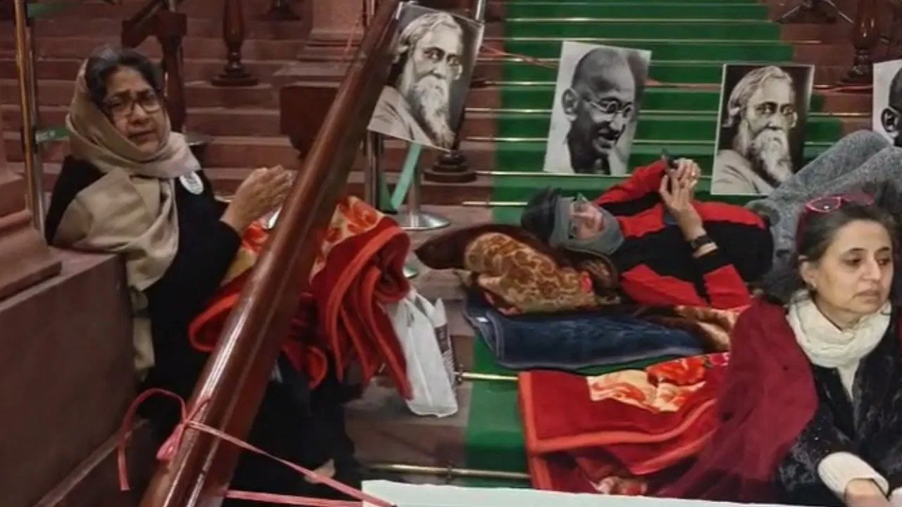 संसद की सीढ़ियों पर कंबल बिछाकर रातभर टीएमसी सांसदों का धरना, विरोध के बीच ‘जी राम जी’ बिल पास