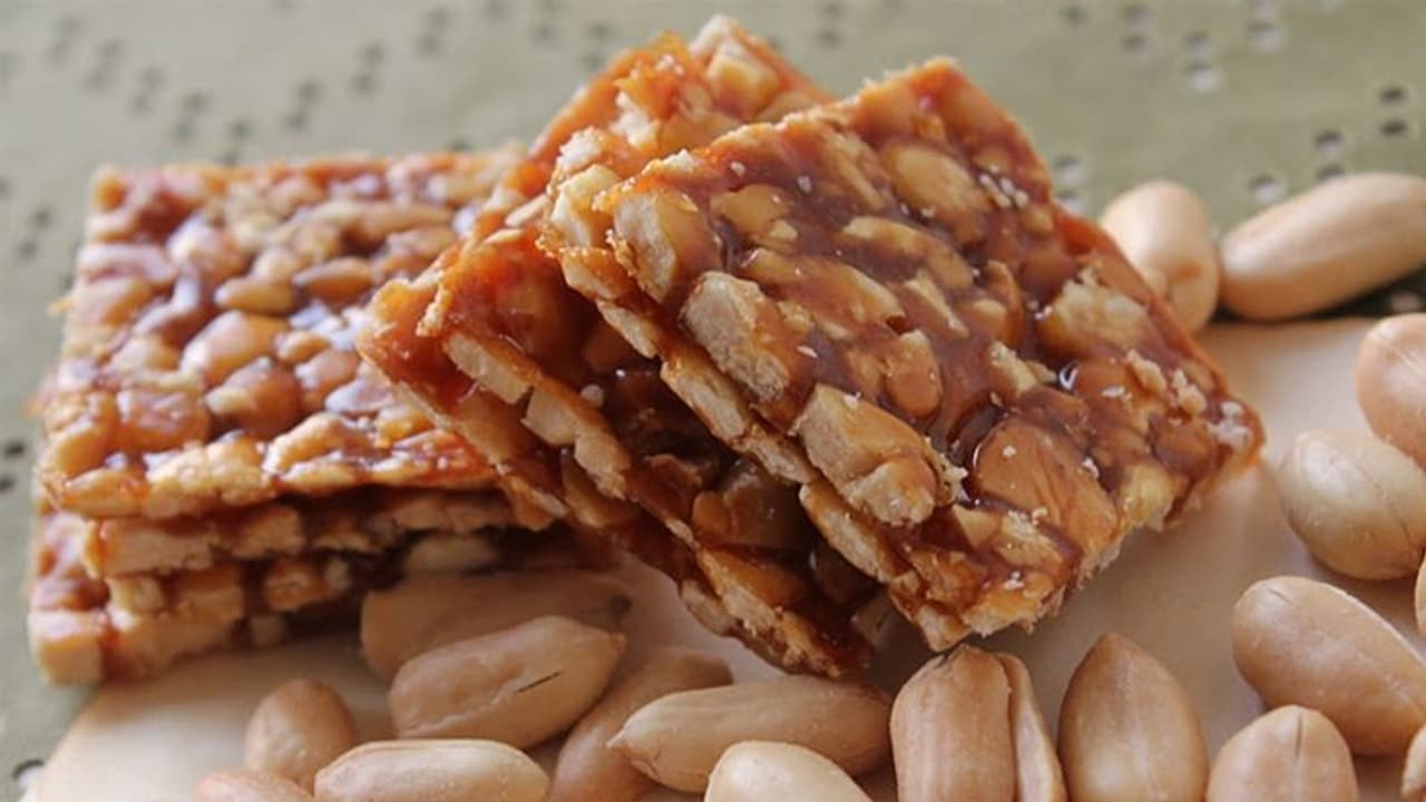 सर्दियों में मूंगफली की चिक्की सही से नहीं जम पाती? तो जानें आसान हैक्स और चाशनी के सही टिप्स