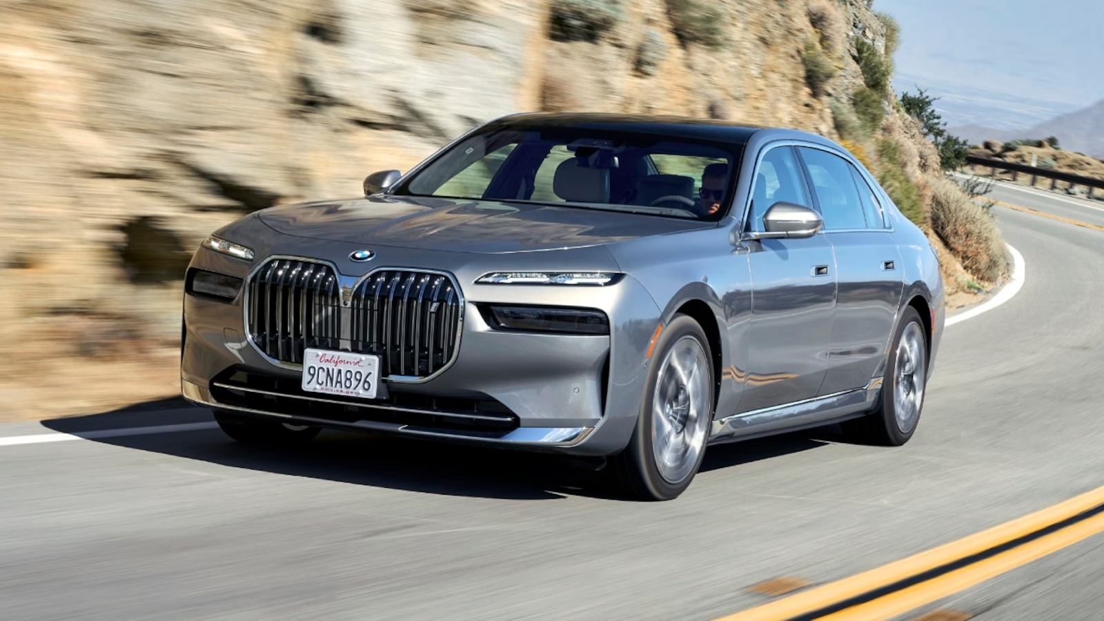 BMW i7 ने रचा इतिहास! भारत में 1,000 यूनिट्स डिलीवरी के साथ बनी सबसे ज्यादा बिकने वाली लग्जरी इलेक्ट्रिक सेडान