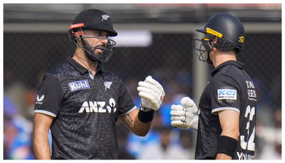 इंदौर वनडे का ग्रैंड फिनाले: मिचेल–फिलिप्स के तूफान के बाद भारत के सामने 338 रन की चुनौती