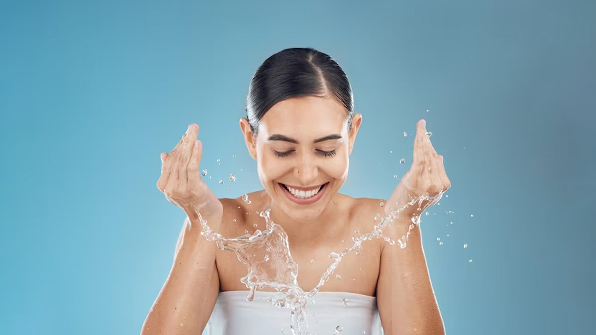गर्म, ठंडा या गुनगुना पानी, जानें सर्दियों में चेहरा धोने के लिए कैसा पानी स्किन के लिए है बेस्ट?