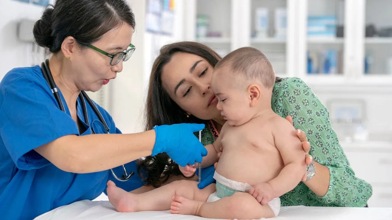 अमेरिका में बच्चों के टीकों की संख्या घटी, क्या भारत में भी जरूरी है बदलाव? जानिए एक्सपर्ट की राय