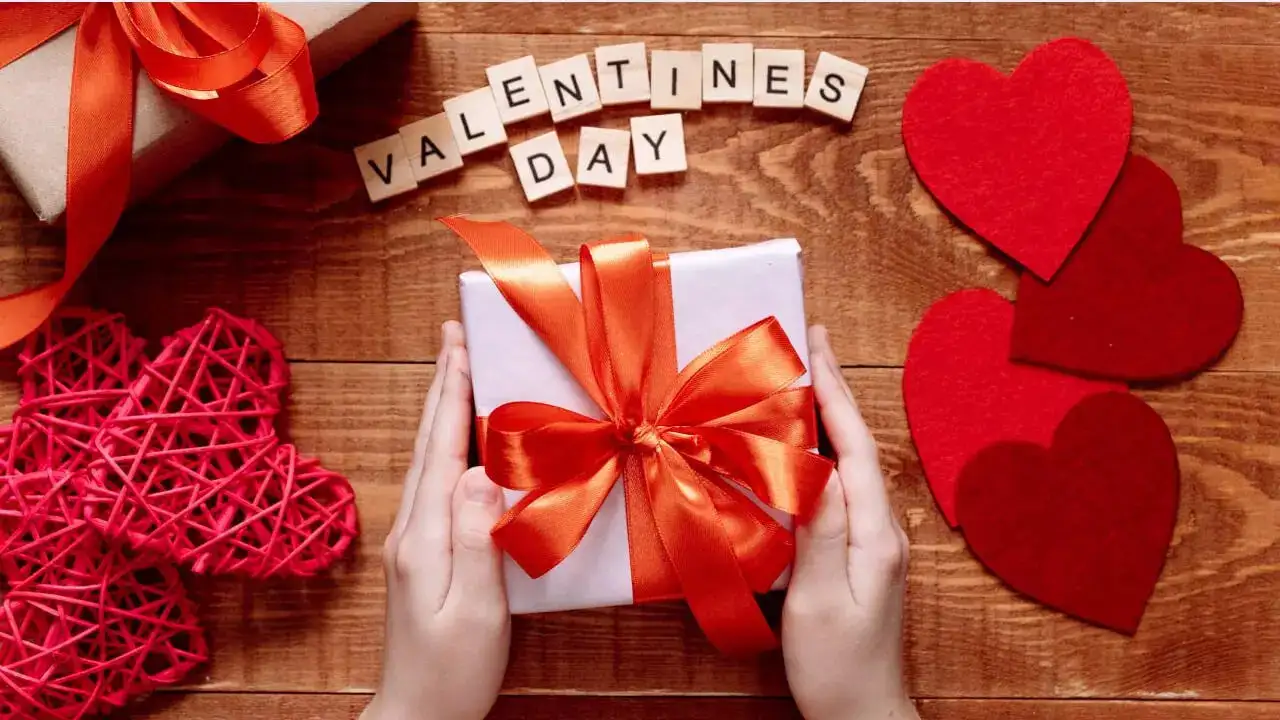Valentine’s Day 2026: वैलेंटाइन डे पर गर्लफ्रेंड के लिए अभी तक नहीं लिया गिफ्ट? ये लास्ट मिनट गिफ्ट आइडिया बचा लेंगे आपका दिन