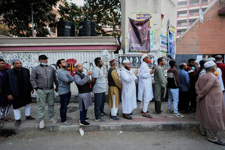 बांग्लादेश में किसकी बनेगी सरकार? 299 सीटों पर वोटिंग जारी