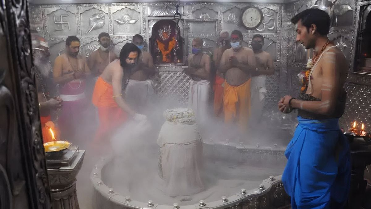 उज्जैन के श्री महाकालेश्वर मंदिर में आज दोपहर 12 बजे होगी भस्म आरती, साल में सिर्फ एक बार बदलती है परंपरा, जानें कारण