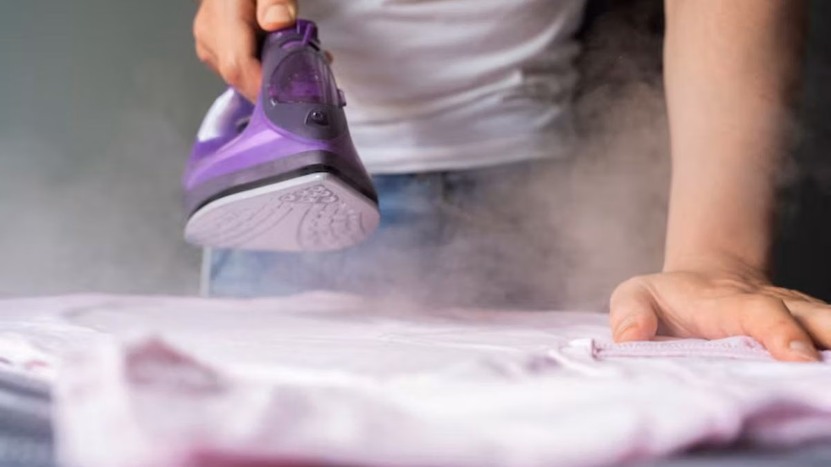 कपड़ा प्रेस से चिपक जाए तो क्या करें? तो अपनाएं ये असरदार उपाय, इस्त्री की प्लेट पर जमी काली परत मिनटों में हो जाएगी साफ!