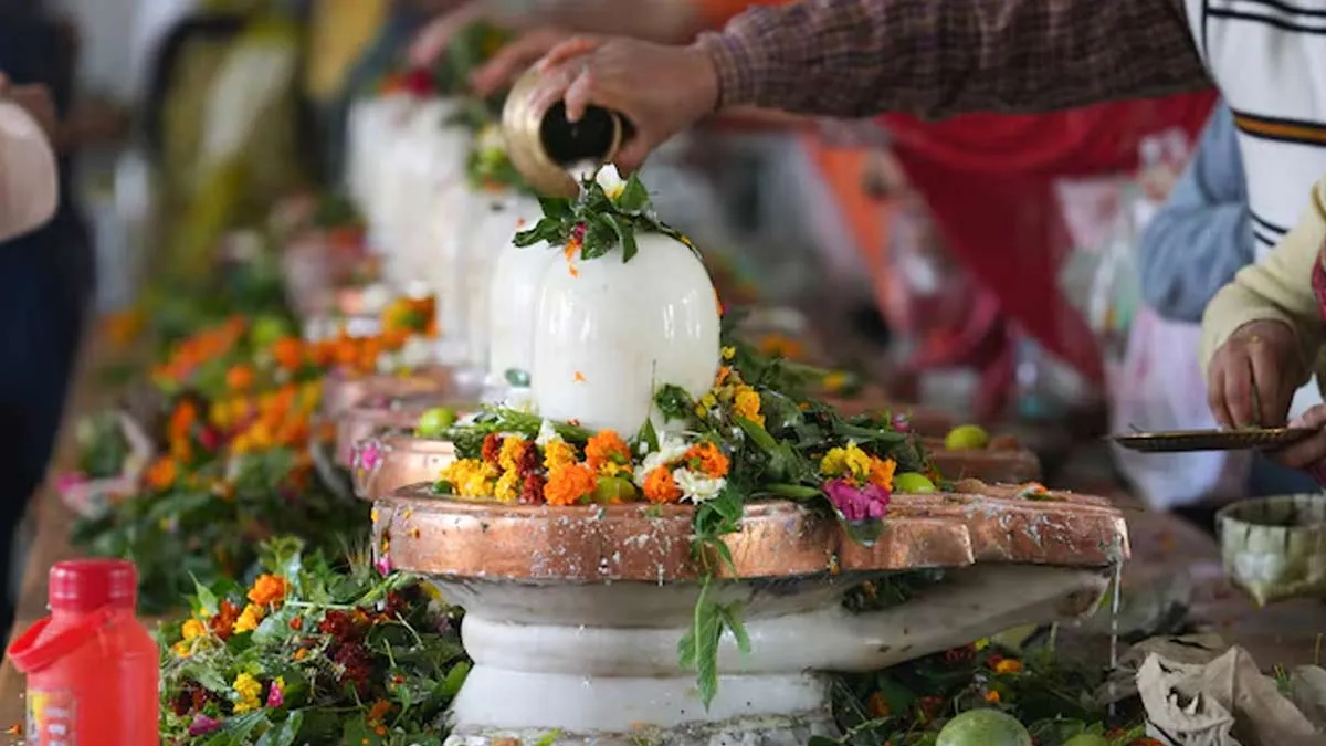Mahashivratri 2026: महाशिवरात्रि पर इस साल शिवलिंग पर जलाभिषेक कब करें? जानिए शुभ मुहूर्त और सही समय