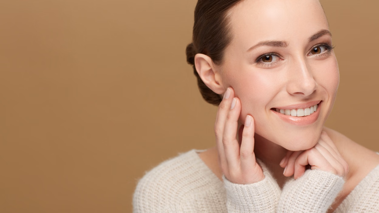 Skin Care Routine: क्या आप भी चाहती हैं दिनभर का नैचुरल ग्लो? अपनाएं ये आसान टिप्स