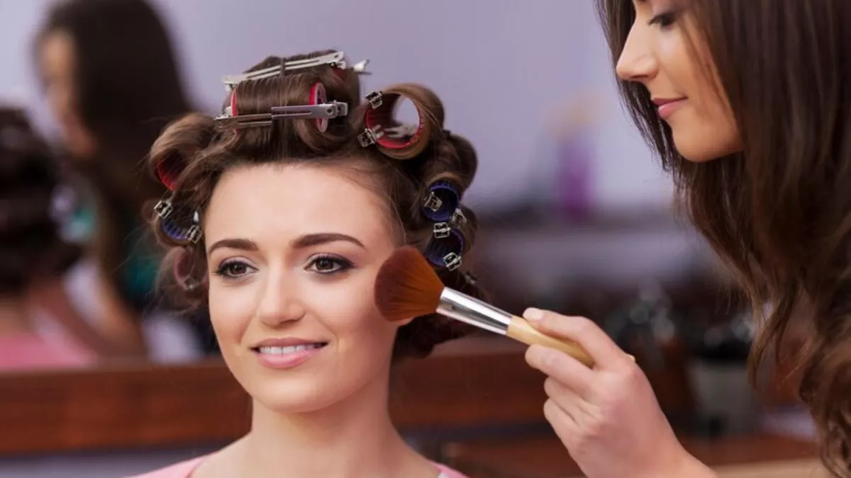 Makeup Hacks: गर्मी में भी मेकअप रहेगा घंटों तक फ्रेश, अपनाएं ये आसान और असरदार टिप्स