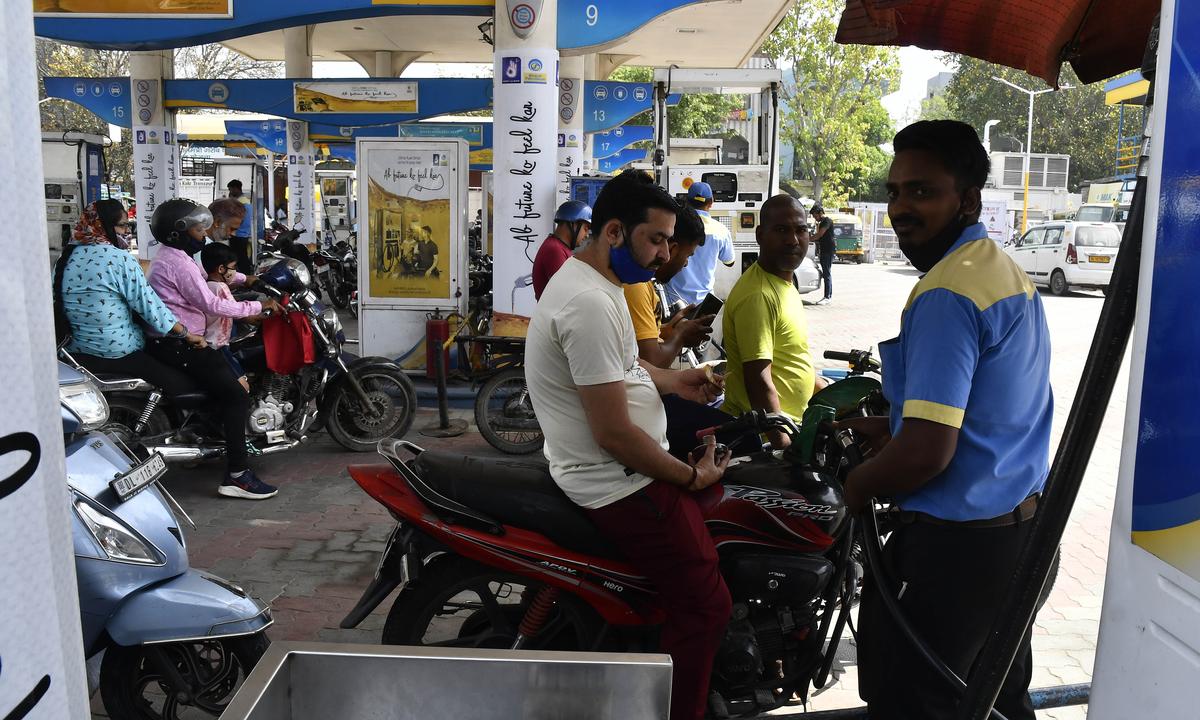 ईंधन संकट में राहत: पेट्रोल पर भारी कटौती, डीजल से एक्साइज ड्यूटी पूरी तरह खत्म, संकट के दौर में सरकार ने दी बड़ी राहत