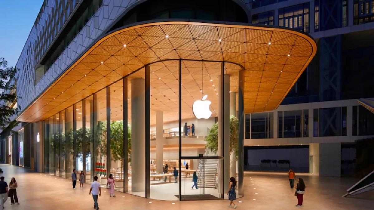 Apple के 50 साल पूरे होने पर सेलिब्रेशन, BKC में दिखा टेक और आर्ट का फ्यूचरिस्टिक शानदार संगम