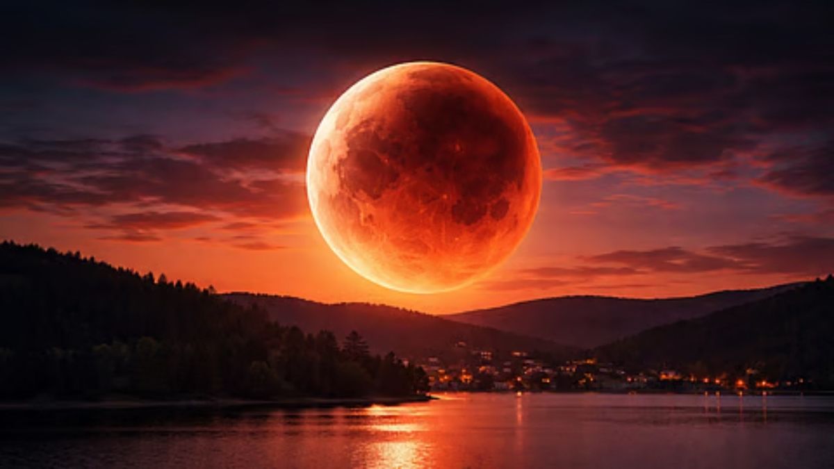 Chandra Grahan 2026: कब लगेगा साल 2026 का दूसरा चंद्र ग्रहण? जानें तारीख, समय, आसमान में दिखेगा ‘ब्लड मून’ का अद्भुत नजारा