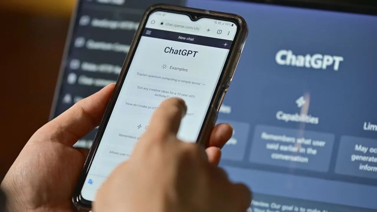 चैटजीपीटी में सेव रहती है आपकी बातचीत, इस आसान तरीके से हटाएं चैट हिस्ट्री
