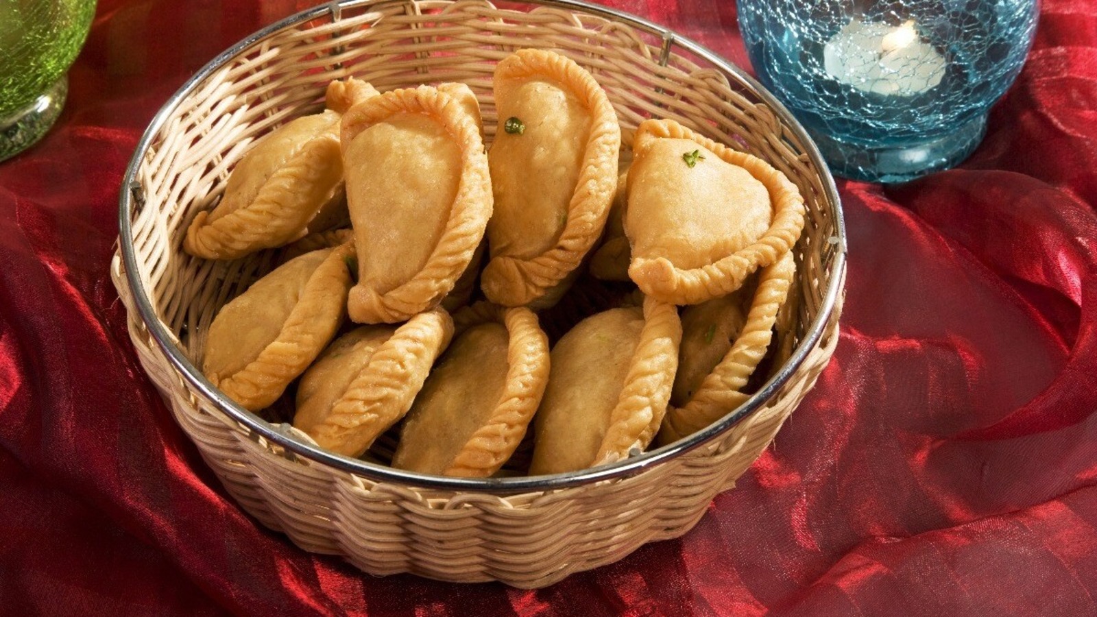 महीनों तक कुरकुरी रहेगी गुजिया, बस अपनाएं स्टोर करने का ये आसान और सही तरीका