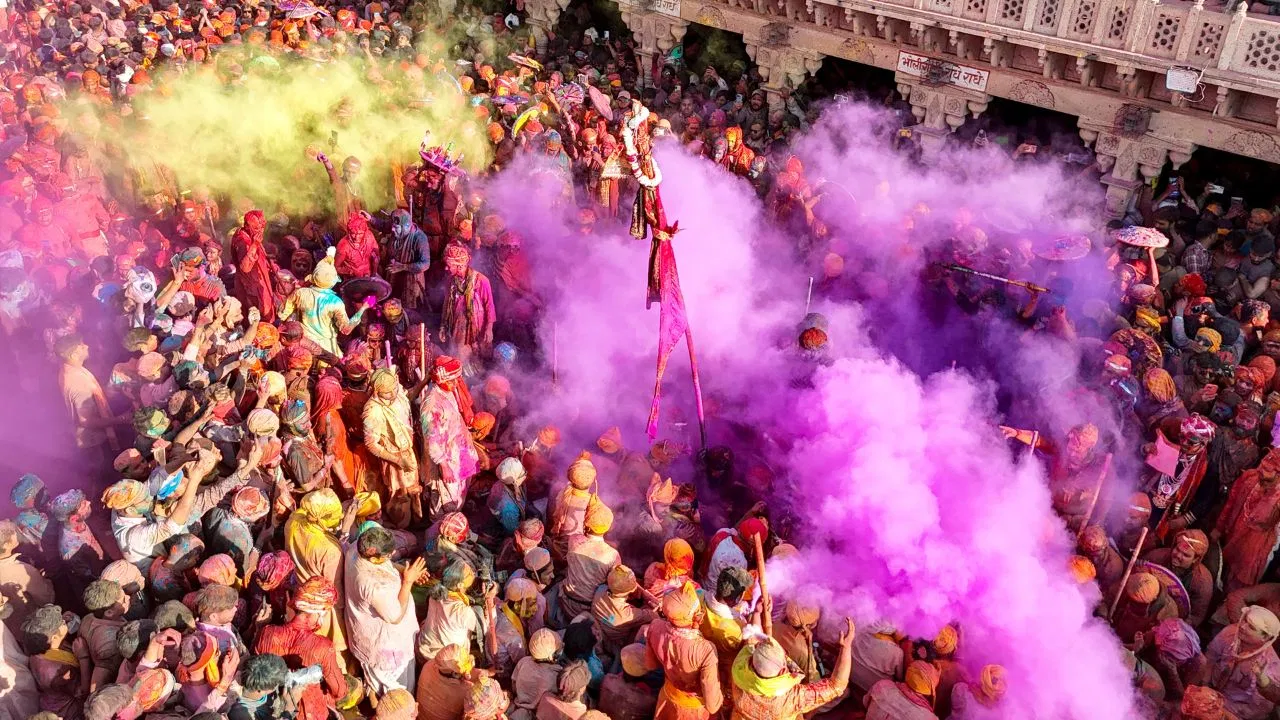 Holi 2026: वक्री बुध और मीन में शनि का प्रभाव, क्या बदलेगी इस बार होली की ऊर्जा?