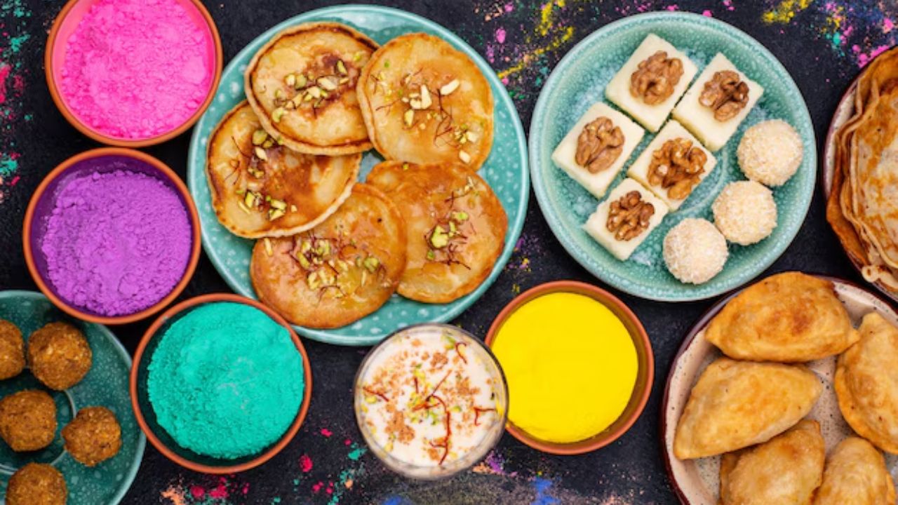 Holi 2026: रंगों के साथ इन 5 पारंपरिक पकवानों से  बनाएं त्योहार और भी खास, जानें रेसिपी