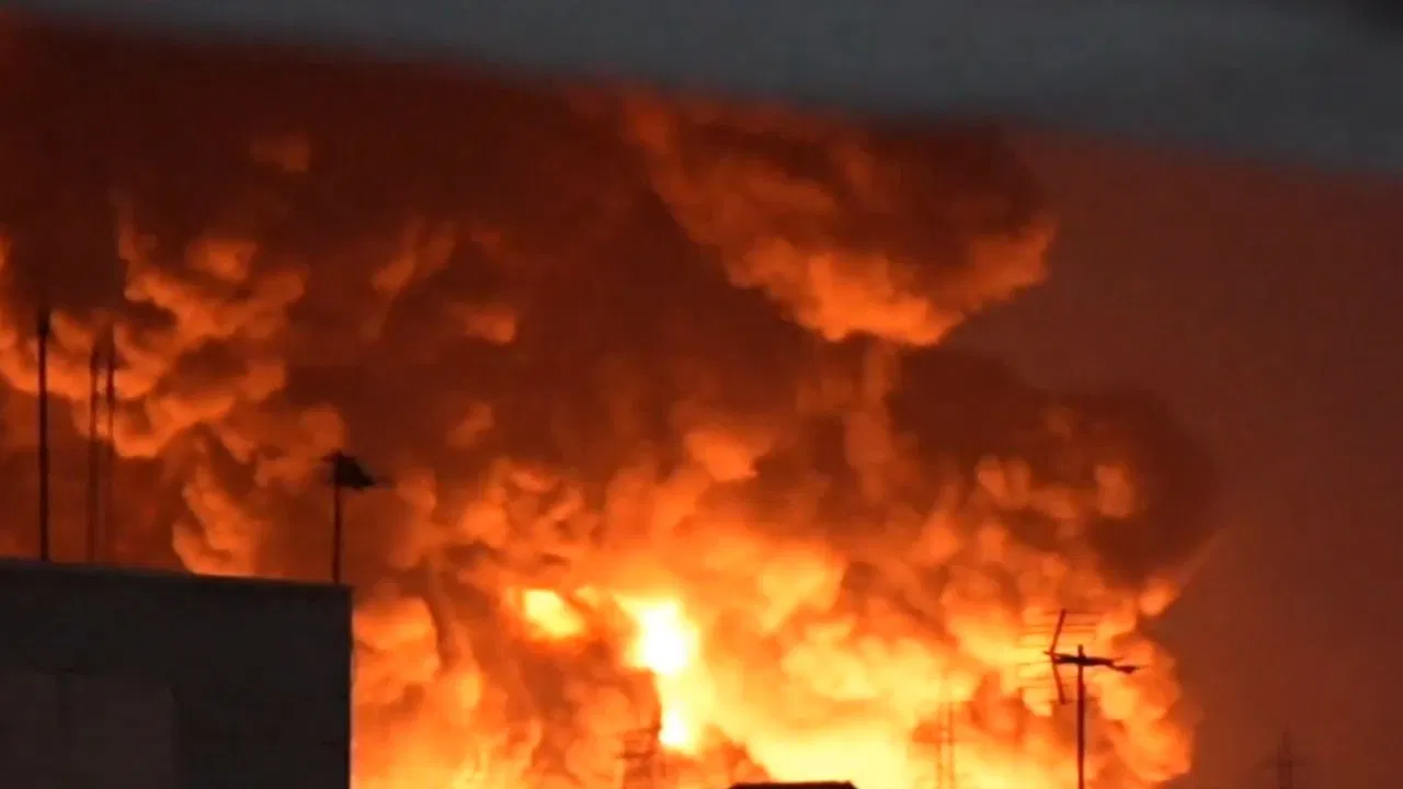 Donald Trump की धमकी के कुछ घंटों बाद बड़ा हमला, Tehran में तेल डिपो पर एयरस्ट्राइक, आसमान में उठा धुएं का गुबार