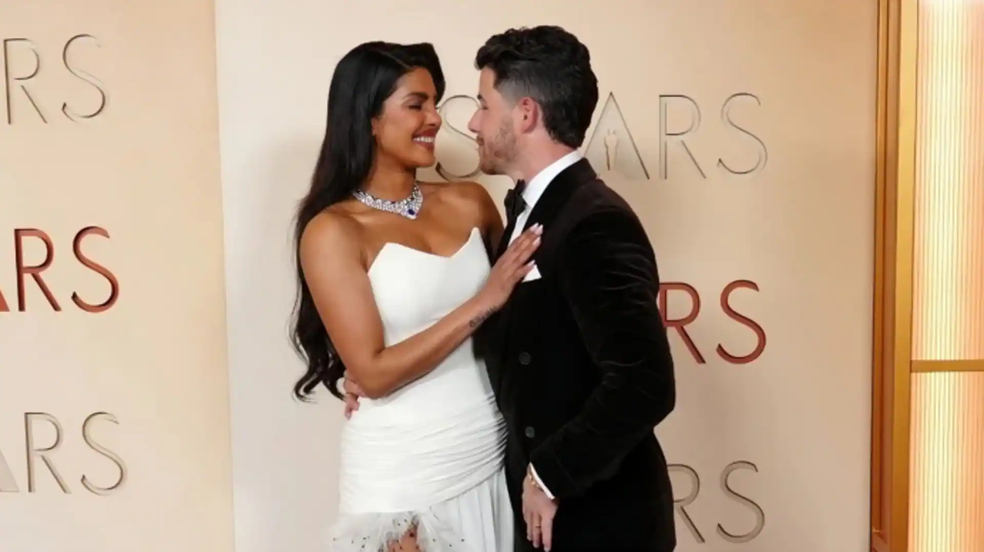 ऑस्कर 2026: प्रियंका चोपड़ा ने सफेद गाउन में रेड कार्पेट पर दिखाया जलवा, पति निक जोनस संग दिखी केमिस्ट्री