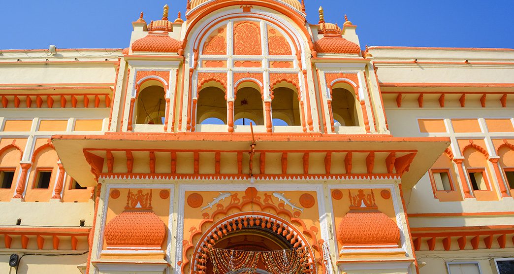 Raja Ram Mandir Orchha: इस मंदिर में भगवान राम को रोज पुलिस देती है सलामी, राजा की तरह होती है शाही पूजा, जानिए मंदिर की परंपरा