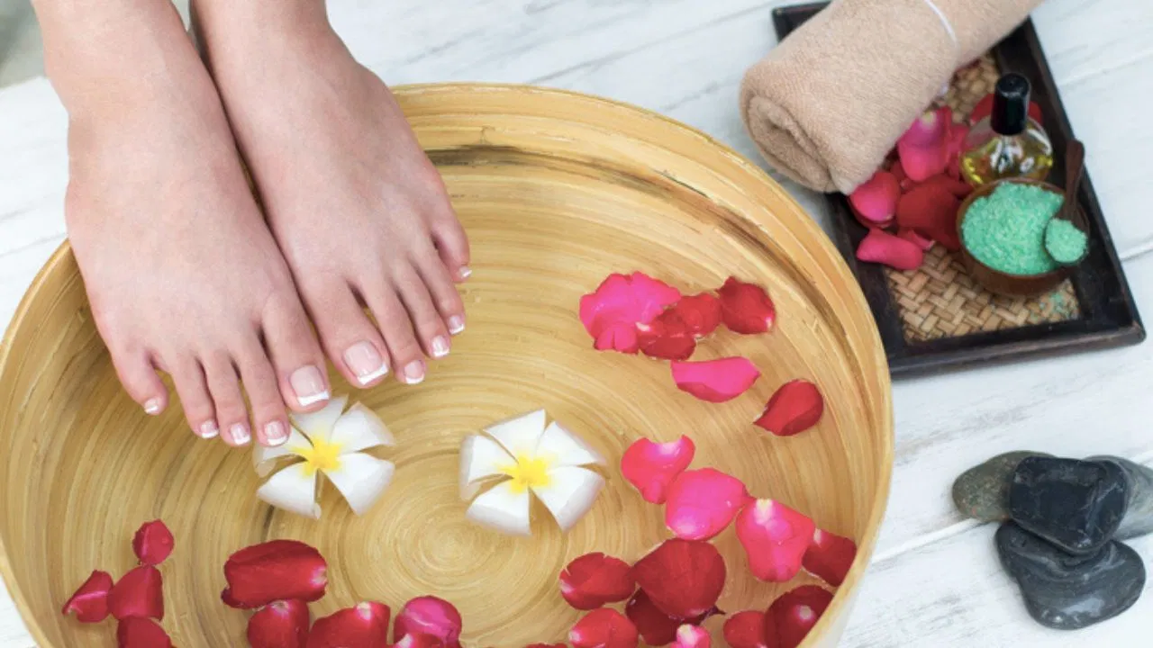 Pedicure at Home: घर पर ही करें पार्लर जैसा पेडिक्योर, पैरों की खूबसूरती में आ जाएगा निखार, जानें स्टेप बाय स्टेप तरीका