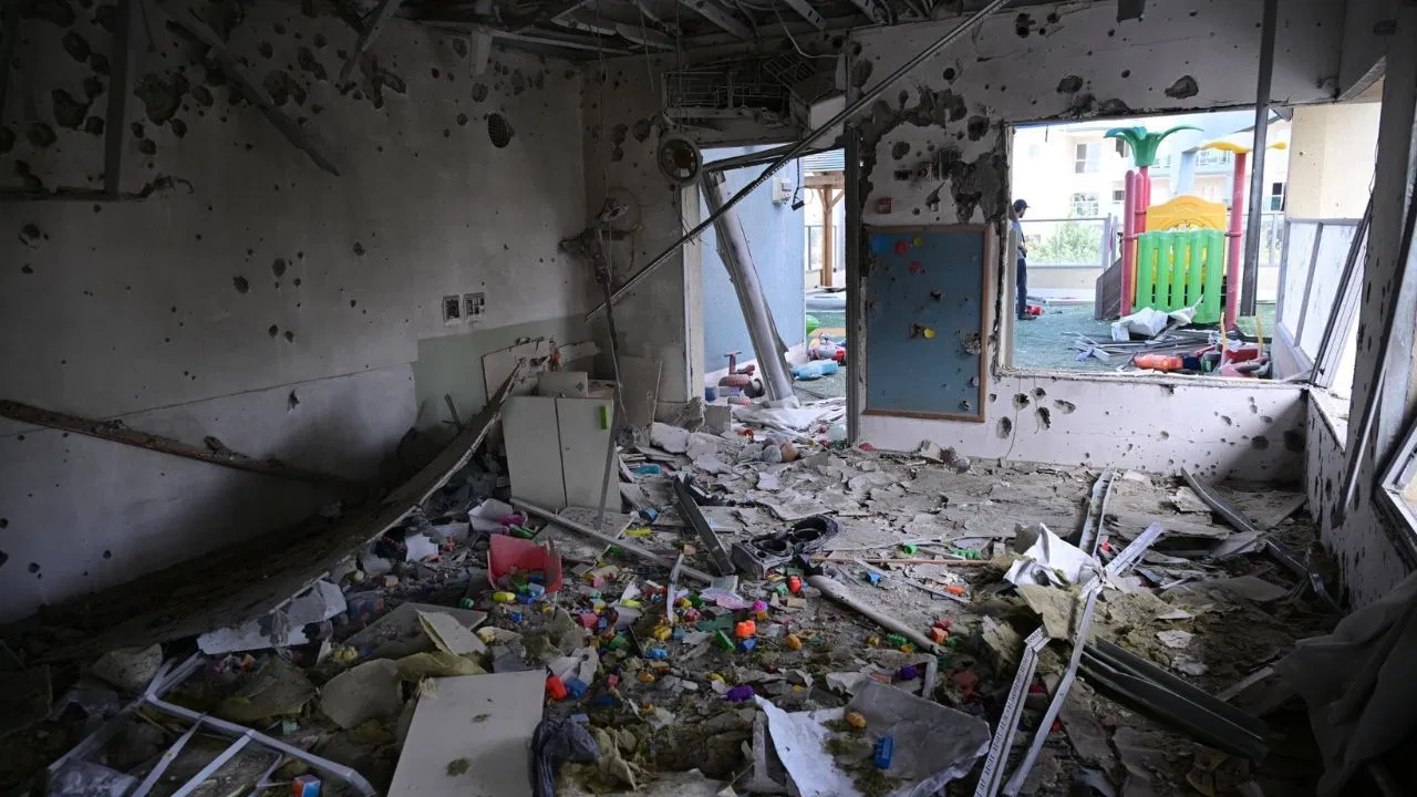 इजराइल पर ईरान का भीषण हमला, हर घंटे 10 मिसाइलें, तेल अवीव में भारी तबाही