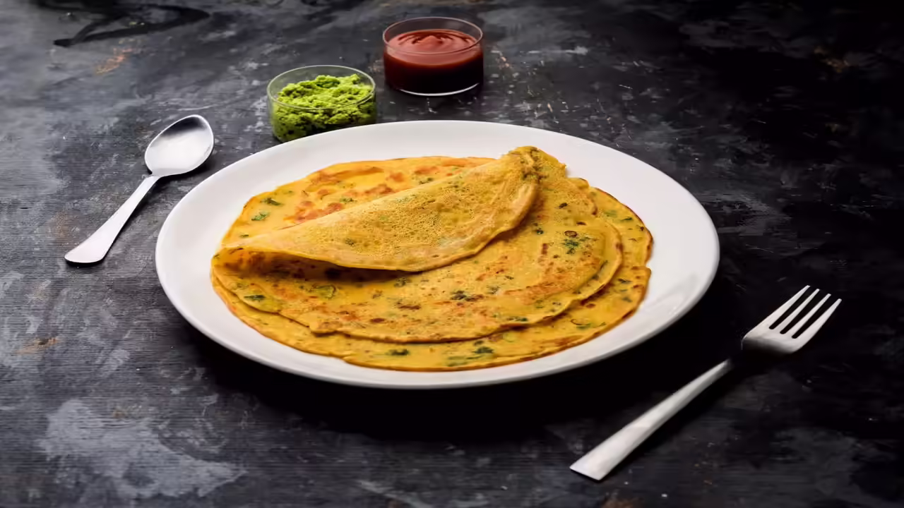 रोज के नाश्ते से ऊब गए? घर पर बनाएं स्वादिष्ट गार्लिक बेसन चीला, जानें आसान रेसिपी