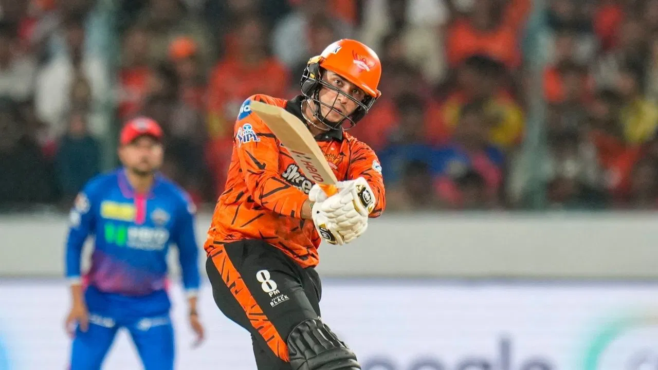 IPL 2026: अभिषेक शर्मा vs वैभव सूर्यवंशी, छक्कों की रेस में कौन आगे? पावरप्ले का नया किंग बना SRH स्टार