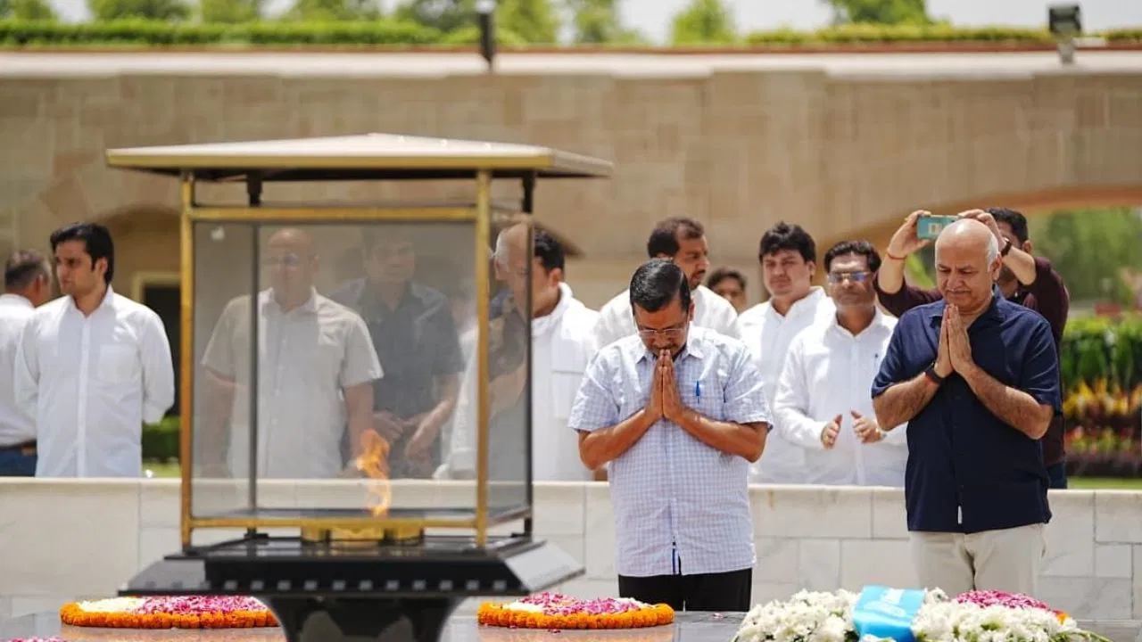 राजघाट पहुंचे केजरीवाल-सिसोदिया, बापू को नमन कर सत्याग्रह के मार्ग पर डटे रहने का लिया संकल्प