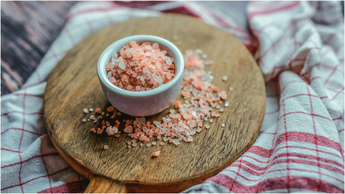 कैसे बनता है काला नमक? जानें बनाने की पारंपरिक विधि, सेवन की सीमा और सेहत के लाभ