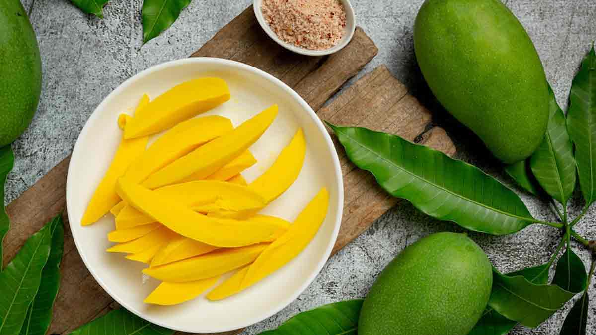 क्या आप आम खाने का सही तरीका जानते हैं? गलत आदतें इस स्वादिष्ट फल को बना सकती हैं नुकसानदायक