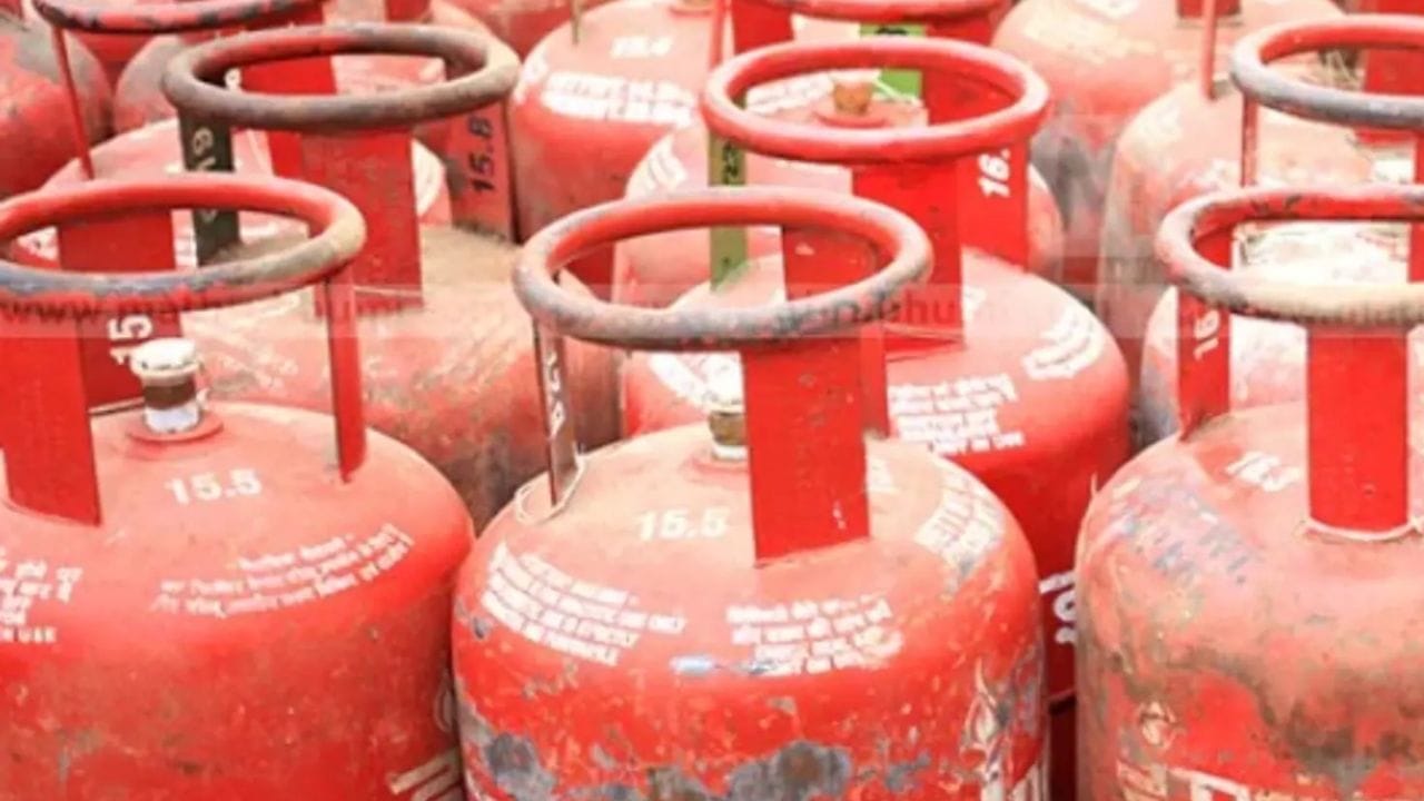 संकट के बीच आम जनता को राहत, घरेलू गैस सिलेंडर के दाम स्थिर, कमर्शियल 2200 रुपए के पार