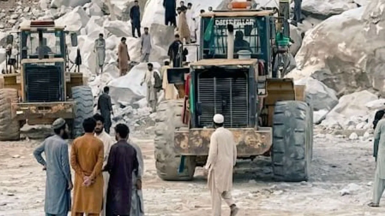 पाकिस्तान में 17 दिन बाद कब्र से जिंदा लौटा मजदूर, अब्दुल वहाब की वापसी से मचा हड़कंप