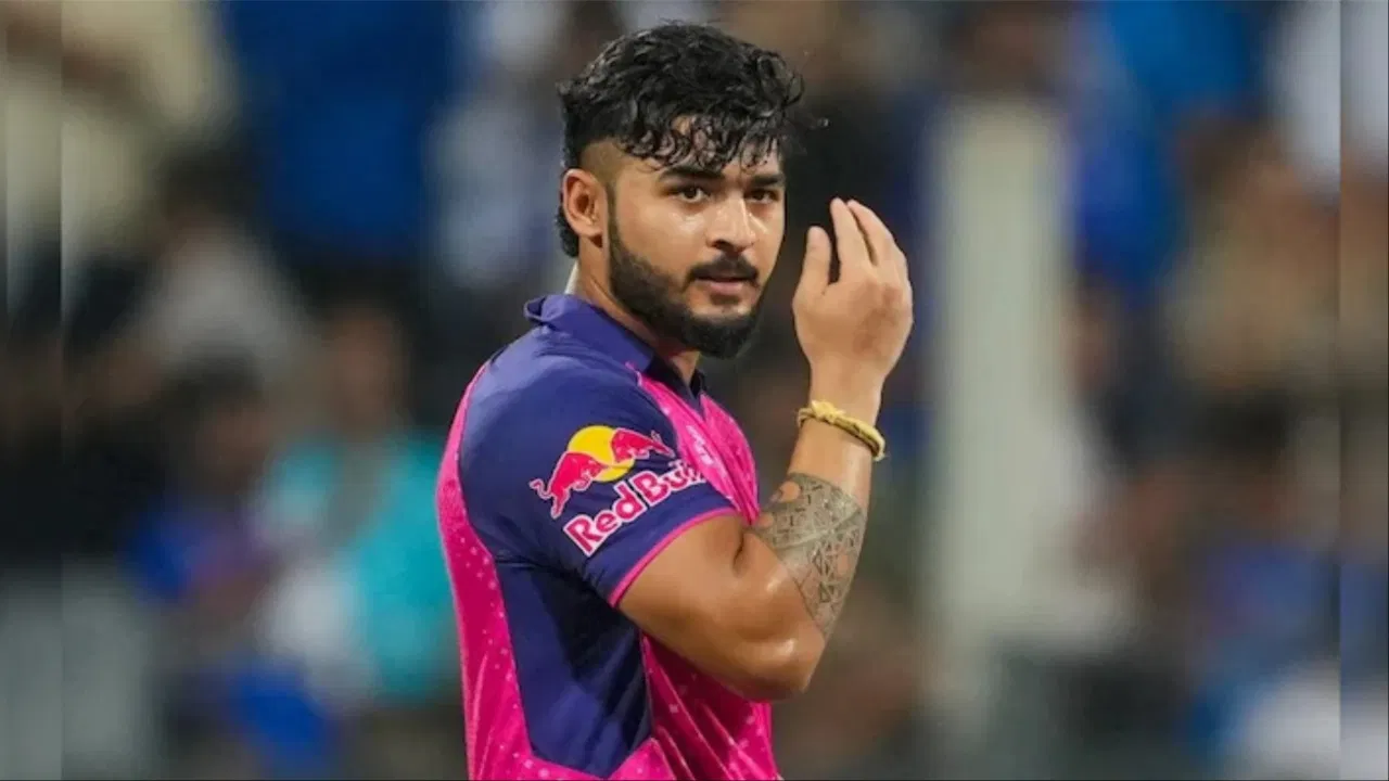 ड्रेसिंग रूम में ई-सिगरेट पीना पड़ा महंगा, रियान पराग को मिली सजा