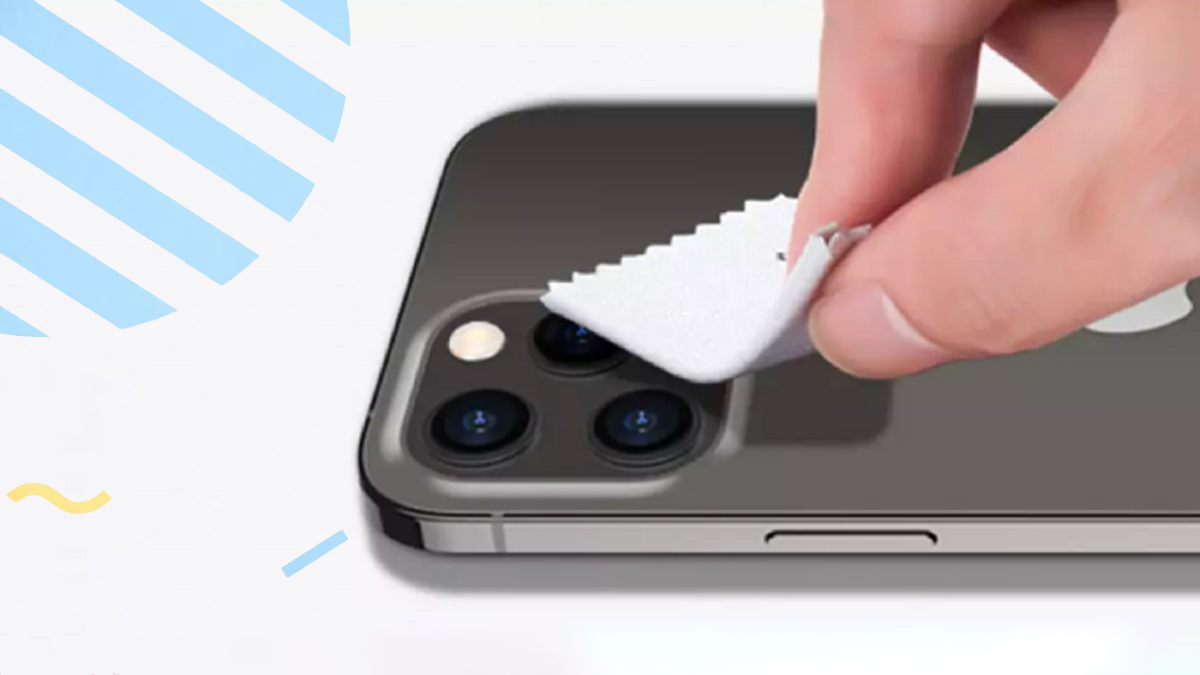 क्या आप भी कपड़े से साफ करते हैं फोन का कैमरा? नुकसान जानेंगे तो दोबारा नहीं करेंगे ये गलती