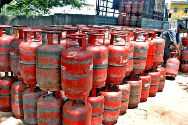 LPG सप्लाई को लेकर सरकार का बड़ा बयान, कहा- देश में गैस की कोई कमी नहीं