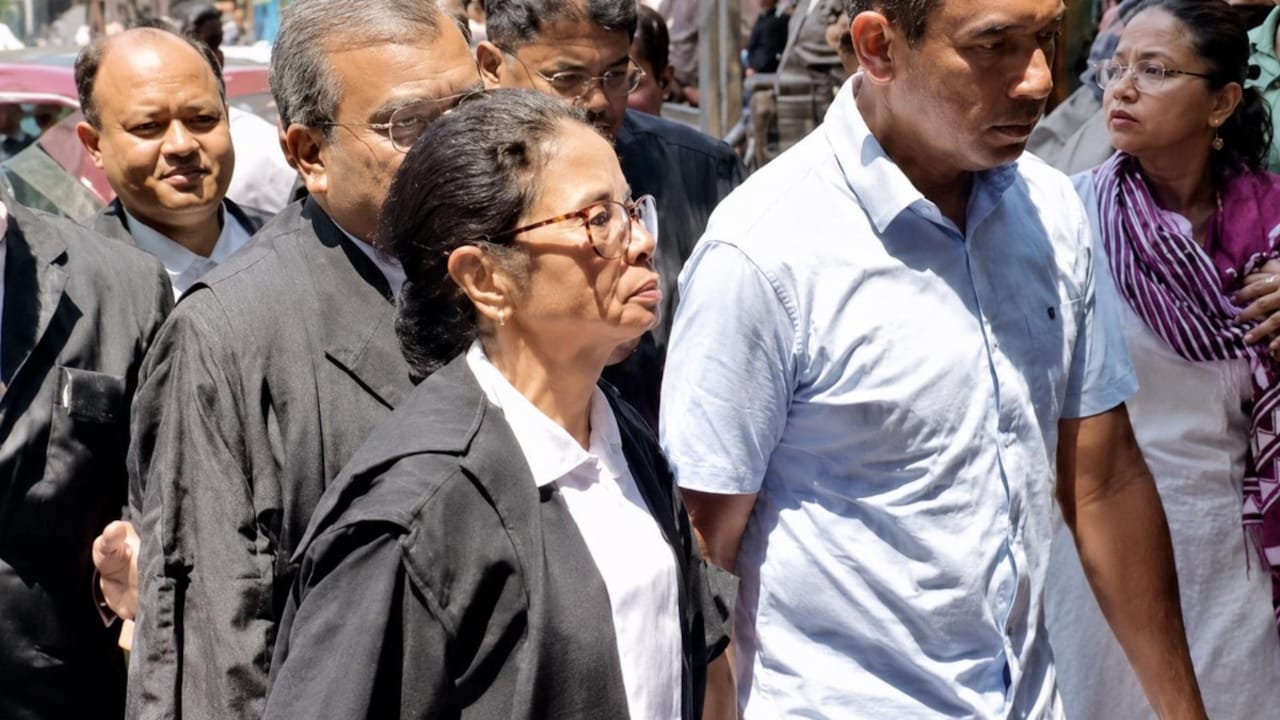 कलकत्ता हाईकोर्ट में काले कोट में पहुंचीं ममता बनर्जी, बार काउंसिल ऑफ इंडिया ने वकालत की पात्रता पर मांगी रिपोर्ट