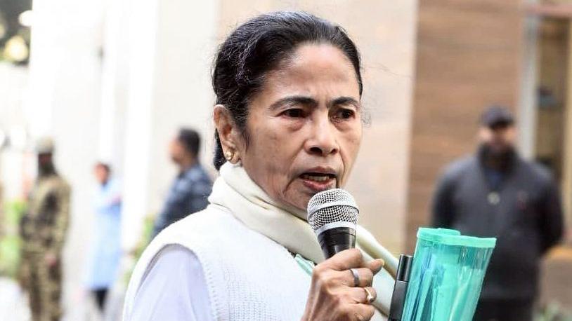 भवानीपुर में स्ट्रॉन्ग रूम पर बवाल! TMC बोली- BJP झंडे वाली गाड़ियों को मिली एंट्री