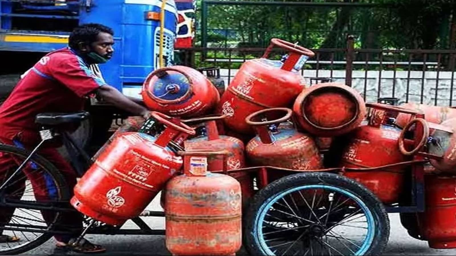 LPG सिलेंडर के दामों ने बढ़ाई टेंशन! कई राज्यों में ₹1000 के पार पहुंची कीमतें, जानिए आपके शहर का रेट