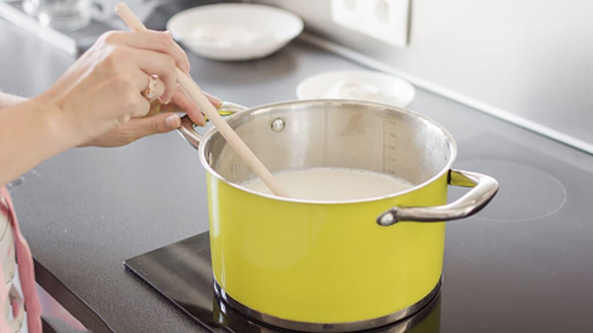 Heatwave में दूध जल्दी फट जाता है? उबालते ही कर लें ये छोटा काम, घंटों तक रहेगा फ्रेश!