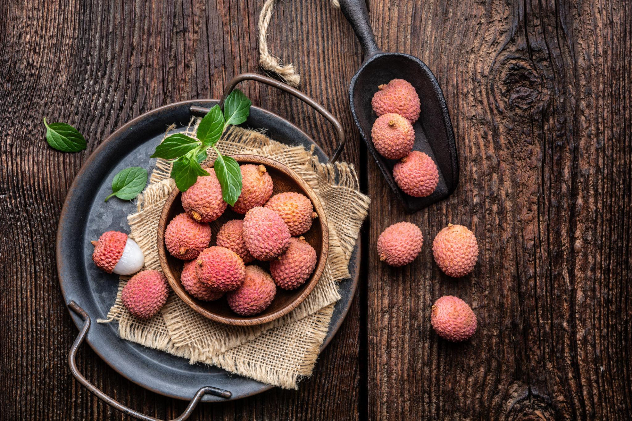 Litchi Side Effects: ज्यादा लीची खाना पड़ सकता है भारी! जानिए कब और कितनी मात्रा में खानी चाहिए
